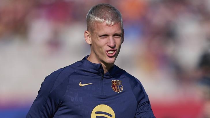 Dani Olmo warming up for Barcelona in La Liga